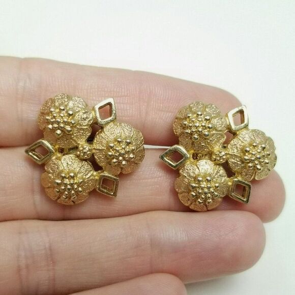 Vintage Sarah Coventry Gold Tone Clip On Earrings Retro Design 80s Style, Signed - Picture 1 of 7